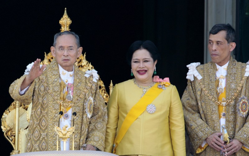 Thailand sits at edge of political storm