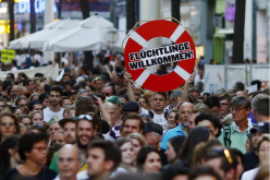 Migrants arrive in Austria as German border tightens