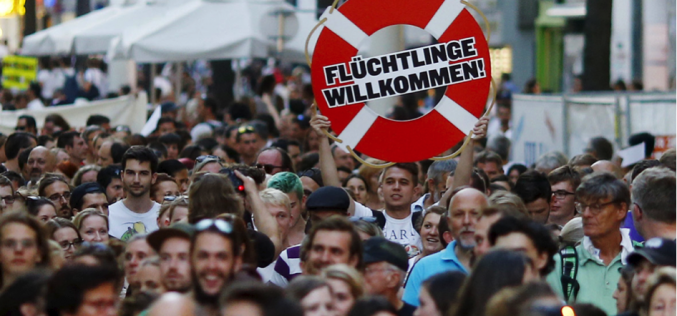 Migrants arrive in Austria as German border tightens