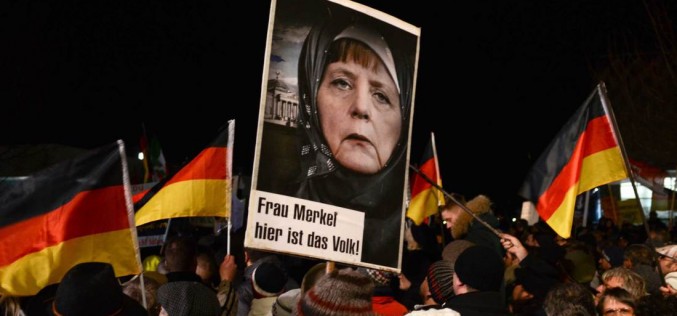 Merkel faces cracks in coalition over refugee policy