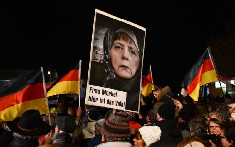 Merkel faces cracks in coalition over refugee policy